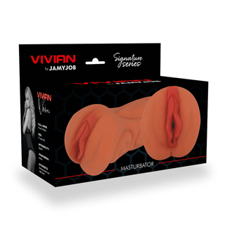 Jamyjob Vivian Vagina Masturbator"-förpackningen har en verklighetstrogen hudtonad, anatomisk design gjord av ftalatfritt TPR-material för realism. En kvinnlig bild i gråskala är på sidan, med text som säger "Vagina Masturbator" och "Signature Series.