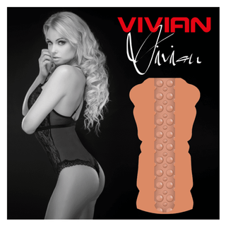 En svartvit bild visar en kvinna med långt hår i underkläder, poserar bredvid ett texturerat cylindriskt föremål tillverkat av ftalatfritt TPR-material. Ordet "VIVIAN" är djärvt skisserat i rött ovan, vilket framhäver Jamyjob Vivian Vagina Masturbators unika och säkra upplevelse.