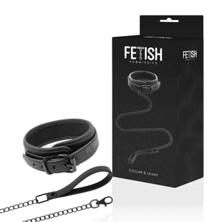 Ett svart Fetish Neoprene Halsband & Koppel-set, tillverkat av veganskt läder, visas bredvid dess förpackningskartong. Boxen innehåller en bild av uppsättningen med texten "Fetish Submissive". Dessa eleganta BDSM-tillbehör är arrangerade på en orörd vit bakgrund.