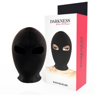 En Darkness Submission Mask Black visas bredvid sin förpackning, som innehåller en bild av en person som bär masken med ögonöppningar.