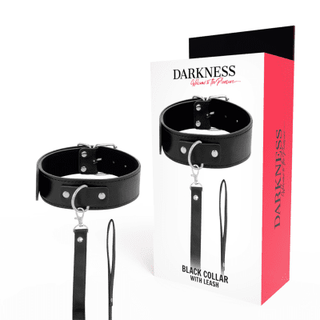 Detta PVC-läderhalsband och matchande metallkedja-koppel, som visas elegant tillsammans med förpackningen märkt "Darkness Halsband med Läderkoppel", erbjuder en slående kombination av stil och hållbarhet.