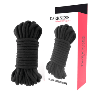 Svart Bomulls Bondage Rep 10 M ligger ihoprullad framför förpackningen, olycksbådande märkt Darkness, perfekt för alla dina kreativa ansträngningar.