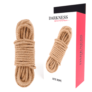 En buntad Darkness Japanese Jute Rope visas bredvid dess förpackning, märkt "Innulge in the Pleasure". Lådan har en elegant vit och rosa design med en bild av repet, vilket antyder dess mystiska potential för bondageäventyr.