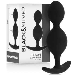 Black&Silver Orson Analplugg i kroppsvänlig silikon, har ett böjt handtag och är avbildat bredvid sin eleganta förpackning. Denna svarta analplugg är helt vattentät för mångsidig användning och enkel rengöring.