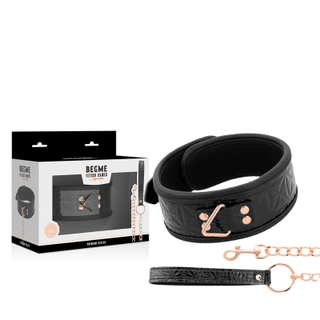 Ett svart BDSM-halsband av veganskt läder, med ett roséguldspänne och kedja, visas elegant med sin förpackning. Boxen visar en bild av kragen och kedjan, som framhäver varumärket "BEGME" och produkttiteln: "BegMe Halsband Med Koppel.
