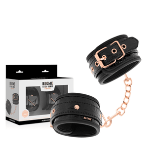 BegMe Premium Handbojor, tillverkad av svart veganskt läder med roséguld hårdvara, erbjuder en elegant bondage-upplevelse. Dessa justerbara manschetter har en kopplingskedja och kommer elegant förpackade i en elegant låda, vilket ger både estetiskt tilltalande och funktionalitet.