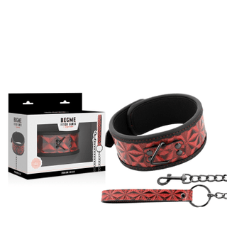 BegMe Röd Halsband Med Koppel, en röd och svart mönstrad BDSM-krage med neoprenfoder och metallkedja, visad bredvid dess förpackningskartong.
