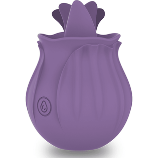 Intense Violet Klitoris Tungvibrator är en lyxig, rosformad personlig massageapparat i silikon med strukturerade kronblad och en diskret sidoströmknapp. Den kombinerar komfort och stil för en intim upplevelse med laddningsbar funktionalitet.