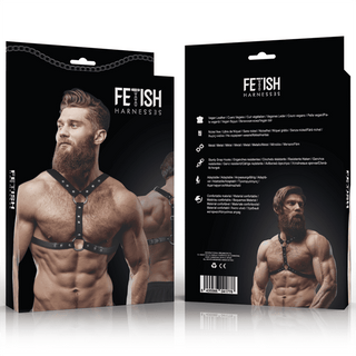 Förpackningen för ECO-Leather Chest Harness visar upp en skäggig mansmodell utan bar överkropp som poserar självsäkert på framsidan, medan baksidan ger produktdetaljer och skötselanvisningar på flera språk.