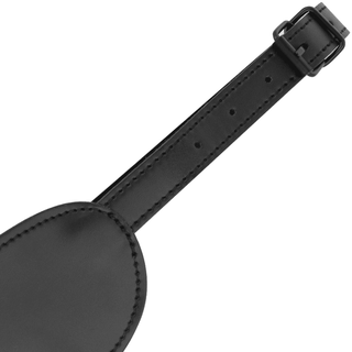 Närbild av Intense Vegansk Ögonmask, en svart vegansk läderögonmask med justerbar rem och spänne för perfekt passform.