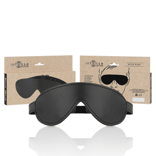 Intense Vegansk Ögonmask, en elegant svart ögonbindel tillverkad av veganskt läder, har ett justerbart elastiskt band för en perfekt passform, med dess förpackning som visar produktbilden och logotypen framträdande i bakgrunden.