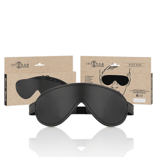 Intense Vegansk Ögonmask, en elegant svart ögonbindel tillverkad av veganskt läder, har ett justerbart elastiskt band för en perfekt passform, med dess förpackning som visar produktbilden och logotypen framträdande i bakgrunden.
