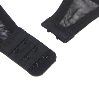 Svart hembiträdesdräkt med bh-band med tre krok- och ögonförslutningar, tillverkad av tyg med en enkel, justerbar design.