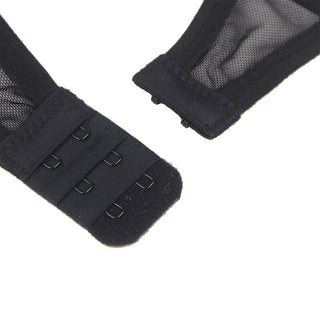 Svart hembiträdesdräkt med bh-band med tre krok- och ögonförslutningar, tillverkad av tyg med en enkel, justerbar design.