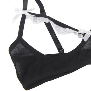 Svart nätbralette med vit spetskant och rosetter i band, designad i en hembiträdesdräkts stil.