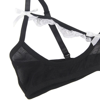 Svart nätbralette med vit spetskant och rosetter i band, designad i en hembiträdesdräkts stil.