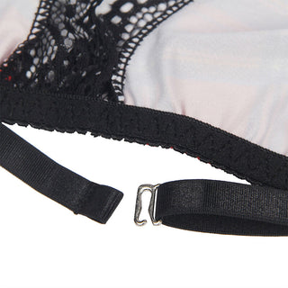 Närbild av den svarta bh-remmen från Subblime Sexy Schoolgirl Outfit, med en krok- och ögonstängning som visar upp sensuella spetsdetaljer i tygets intrikata svarta spetsdetaljer.