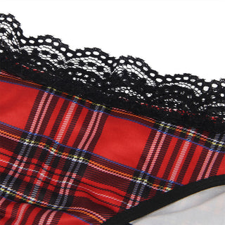 Subblime Sexy Schoolgirl Outfit har ett rött rutigt tyg som påminner om en skolflicklook med intrikata svarta spetskanter. Tartandesignen inkluderar nyanser av rött med vita, blåa och svarta linjer. Sensuella spetsdetaljer ger en lockande touch.