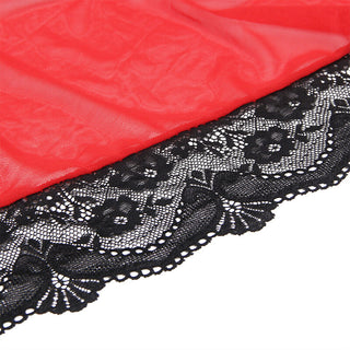 Röd Babydoll med Spetsdetaljer: Rött skirt tyg med blommiga svart spetsdetaljer, perfekt för att skapa en fantastisk röd mesh babydoll-look.