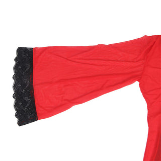 Röd Babydoll med Spetsdetaljer: har ärmar i skir mesh med svart spets vid ärmsluten, på en vit bakgrund - en perfekt touch för alla babydoll-inspirerade stilar.