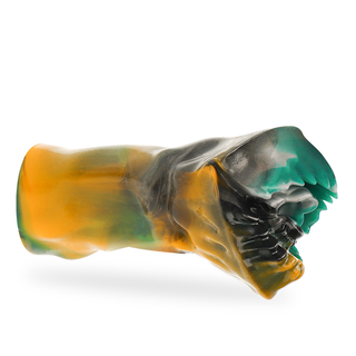 Genomskinlig orange och grön abstrakt skulptur i fantasidesign, som liknar en delvis öppen mun med tänder - en anspelning på de flytande kurvorna hos Arges Cyklop Masturbator.
