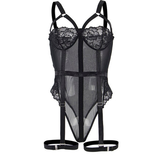 Subblime Svart Spets Teddy: svart teddy bodysuit underkläder med spetsdetaljer och mesh, justerbara remmar, strumpeband och strumpeband, visas på en vit bakgrund.