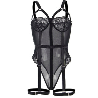 Subblime Svart Spets Teddy: svart teddy bodysuit underkläder med spetsdetaljer och mesh, justerbara remmar, strumpeband och strumpeband, visas på en vit bakgrund.