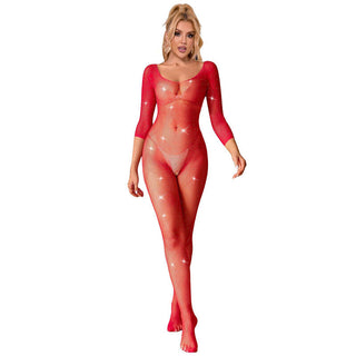 Röd fisknätsbodystocking med långa ärmar och diamantmönster mot en vit bakgrund.