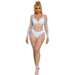 Vit fisknätsbodystocking med diamantutsmyckningar, buren över vit behå och underkläder, mot vit bakgrund.