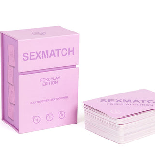 En rosa låda och bunt kort märkta SexMatch Förspelsspel för Par, ultimata kortspelet för par, på vit bakgrund.