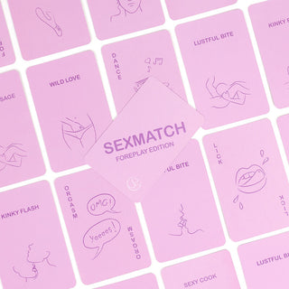 SexMatch Förspelsspel för Par är ett rosa kortspel från SecretPlay, med lekfulla erotiska illustrationer och ord – perfekt som kortspel för par.