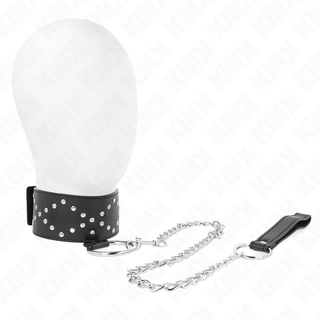 Svart BDSM-halsband i läderimitation med silvernitar och justerbart koppel, fotograferat mot en vit bakgrund.