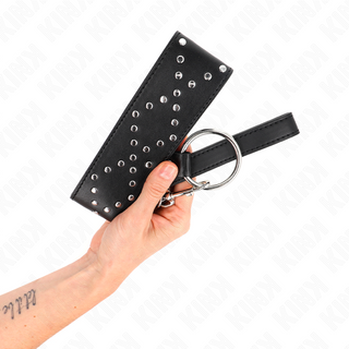 BDSM-halsband i svart läder med metallöglor och en stor främre ring; märkt KINK Collar med Koppel.