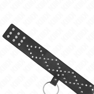 BDSM-halsband i svart läder med silverknoppar och metallring, visas med matchande svart koppel.
