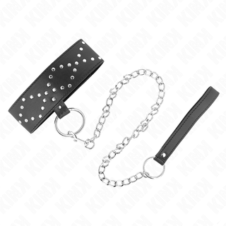 Halsband och koppel i svart läder med metallnitar, silverkedja och matchande svart läderhandtag mot en vit bakgrund.