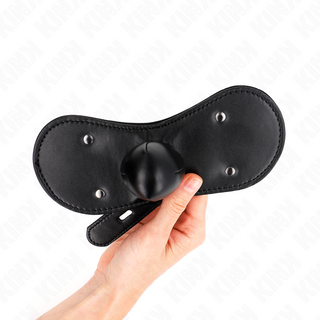 Svart BDSM-ball gag med metallnitar, justerbar rem och låsbar design.