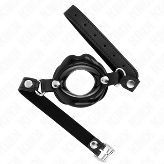 KINK Läppknep 8 cm: Läppkork i svart silikon med justerbara läderremmar och spänne, på vit bakgrund - ett snyggt bondage-tillbehör för äventyrlig lek.