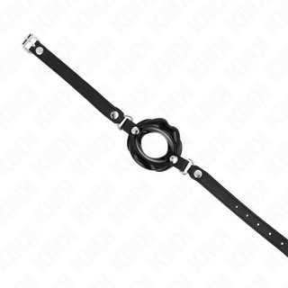 KINK Lip Gag 8 cm har en O-ring i svart silikon med justerbara läderremmar och metallspännen, perfekt som bondage-tillbehör, visas på en vit bakgrund.