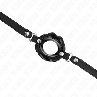 KINK Lip Gag 8 cm har en justerbar rem i svart läder och en rund svart lip gag i mitten, vilket gör den till ett slående bondage-tillbehör.