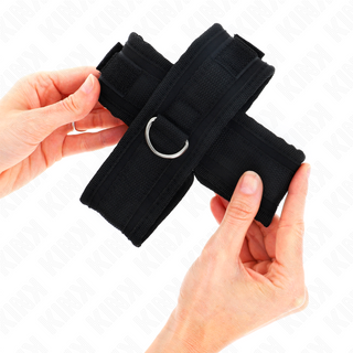 Black Cross Cuffs Svarta, 34 cm, med D-ringar i metall, visas i korsad position.