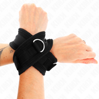 Svart läder Cross Cuffs Svarta 34 cm med metallringar, visas mot en vit bakgrund.