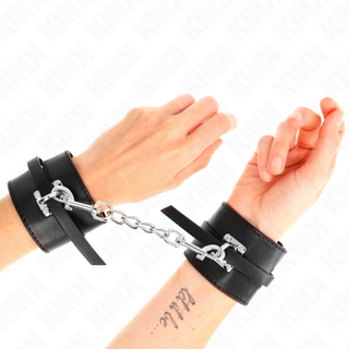 Ett par svarta KINK Deluxe Locking Cuffs tillverkade av läder, med metallås och justerbara spännen.