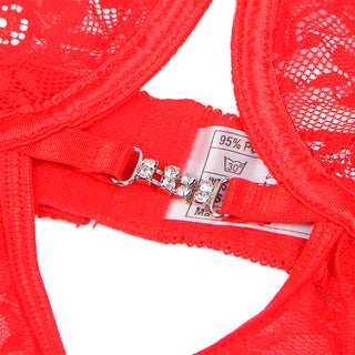 Babydoll i röd spets med mjukt spetsmaterial, strassspänne och synlig tygetikett.