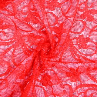 Babydoll i röd spets med mjukt, blommönstrat tyg och vriden mittdetalj.