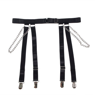 Svart strumpeband med justerbara remmar, metallklämmor och dekorativa kedjor.