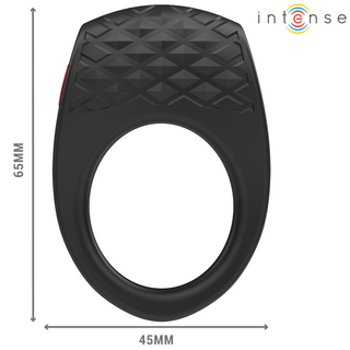 Intense Clover Fjärrstyrd Penisring är en svart vibratorring med en texturerad yta, 65 mm x 45 mm, och "intense" i hörnet - perfekt som en parleksak för dem som söker ökad njutning.