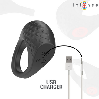 Intense Clover Fjärrstyrd Penisring är en svart, texturerad, ringformad vibratorring med USB-laddningskabel, texten "USB CHARGER" nedanför och Intense-logotypen längst upp till höger.