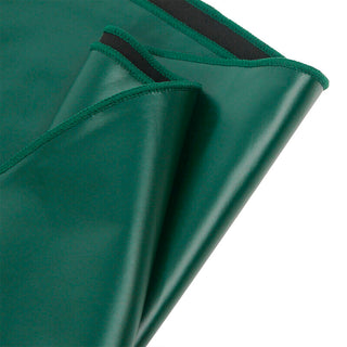 Fälld grön wetlook-klänning i glansigt material med sydda kanter som framhäver dess tjocklek och släta yta.