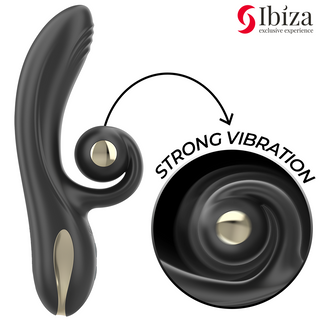 Ibiza Twister Vibrator Rotation är en svart böjd vibrator med guldaccenter, som visas i närbild för att markera dess rotation och vibrationer. Tillverkad av kroppssäkert silikon, det garanterar säker njutning. Ibiza-logotypen visas i det övre högra hörnet.