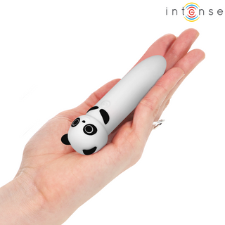 En hand håller INTENSE POH Panda Bullet, en liten vibrator formad som en panda och tillverkad av silikon av medicinsk kvalitet, med INTENSE-logotypen i det övre högra hörnet.